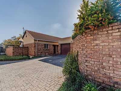 2 Bedroom Townhouse For Sale in Pretoria - LoHV.webp