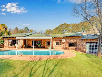 4 Bedroom House For Sale in Sandton - YKoa.webp