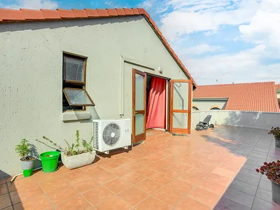 2 Bedroom Apartment For Sale in Sandton - pBY9.webp