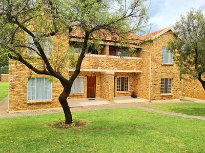 2 Bedroom Townhouse For Sale in Roodepoort - img