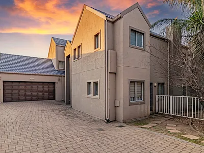 3 Bedroom House For Sale in Edenvale - 8p6W.webp