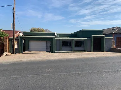 6 Bedroom House For Sale in Nsikazi - rQPB.webp