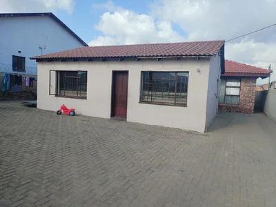2 Bedroom House For Sale in Nsikazi - ttr1.webp