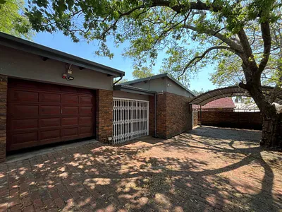 4 Bedroom House To Rent in Akasia - img