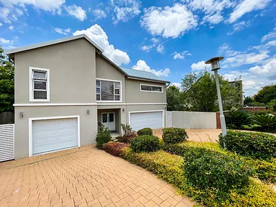 4 Bedroom House For Sale in Waterfall Country Village, Midrand - U7NW.webp