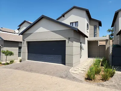 3 Bedroom House For Sale in Sandton - oKu4.webp