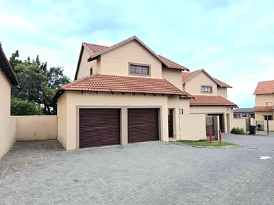 3 Bedroom Townhouse For Sale in Midrand - 6Z2v.webp