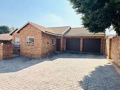 3 Bedroom House For Sale in Centurion - lknW.webp