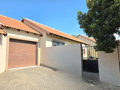 2 Bedroom Townhouse For Sale in Midrand - e5bE.webp