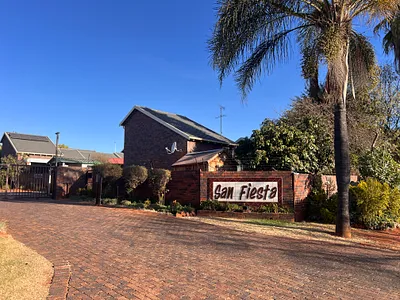2 Bedroom Townhouse For Sale in Roodepoort - 13mE.webp