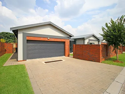 3 Bedroom Townhouse For Sale in Midrand - 5QJd.webp