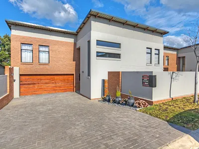 4 Bedroom Townhouse For Sale in Midrand - 8ETR.webp