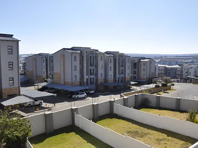 3 Bedroom Apartment For Sale in Midrand - 7nVv.webp