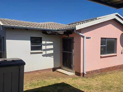 3 Bedroom Townhouse For Sale in Midrand - CqPL.webp