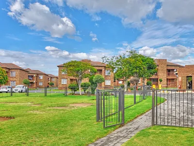 2 Bedroom Apartment For Sale in Midrand - VHxm.webp