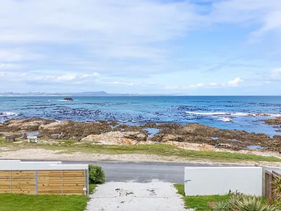 6 Bedroom House For Sale in Gansbaai - H2gw.webp
