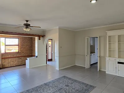 3 Bedroom Townhouse To Rent in Somerset West - os9h.webp