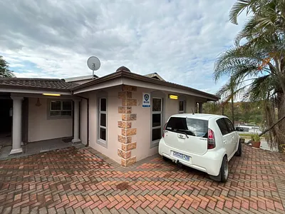 3 Bedroom House For Sale in Chatsworth - jMU3.webp