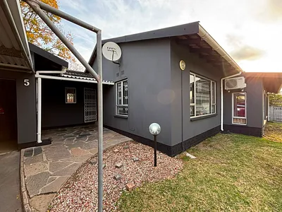 3 Bedroom House For Sale in Queensburgh - img