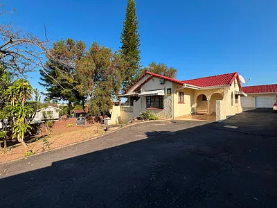4 Bedroom House For Sale in Chatsworth - j9zr.webp