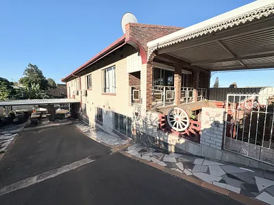 4 Bedroom House For Sale in Phoenix - img