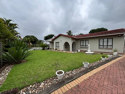 4 Bedroom House For Sale in Chatsworth - TF0G.webp
