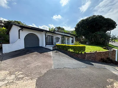 3 Bedroom House For Sale in Chatsworth - rM3Q.webp