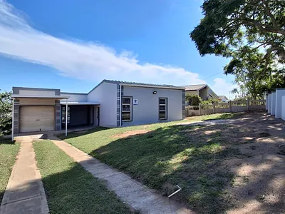 3 Bedroom House To Rent in Chatsworth - YEA1.webp