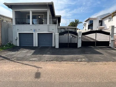 4 Bedroom House For Sale in Phoenix - img