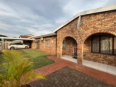 4 Bedroom House For Sale in Phoenix - img