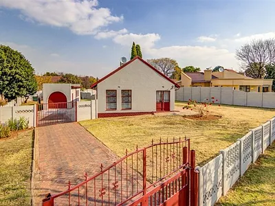 3 Bedroom House For Sale in Kempton Park - 5O62.webp