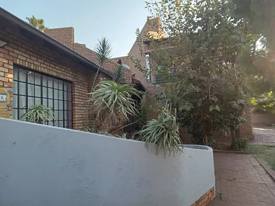 4 Bedroom House For Sale in Akasia - 9ozo.webp