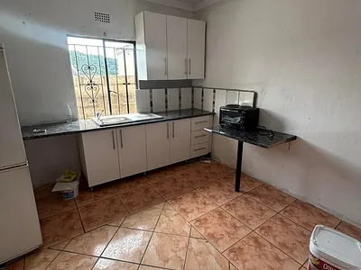 1 Bedroom Apartment To Rent in Nsikazi - img