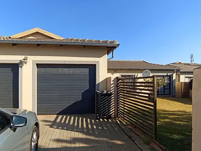 3 Bedroom Townhouse For Sale in Akasia - iOWT.webp