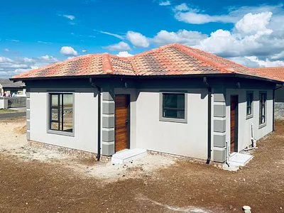 2 Bedroom House For Sale in Akasia - img