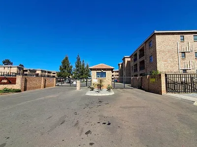 3 Bedroom Apartment For Sale in Alberton - img
