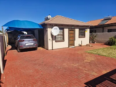 3 Bedroom House For Sale in Akasia - 5dat.webp