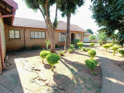 5 Bedroom House For Sale in Akasia - sVlH.webp