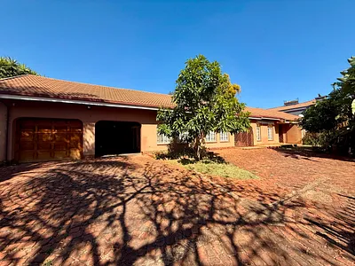 4 Bedroom House For Sale in Akasia - yqIi.webp