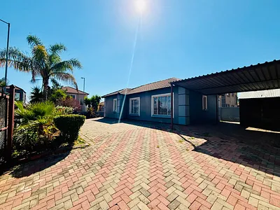 3 Bedroom House For Sale in Akasia - R1tO.webp
