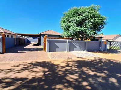 3 Bedroom House For Sale in Akasia - 1mnF.webp