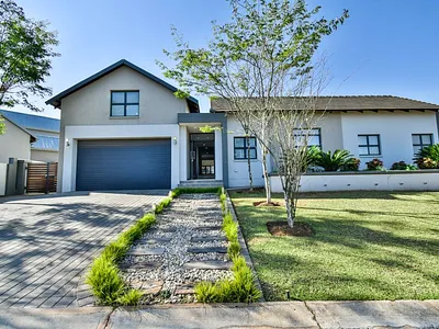 4 Bedroom House For Sale in Centurion - zRo8.webp