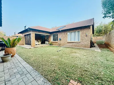 3 Bedroom Townhouse For Sale in Pretoria - img