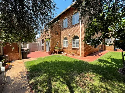 3 Bedroom Townhouse For Sale in Pretoria - 1vKY.webp