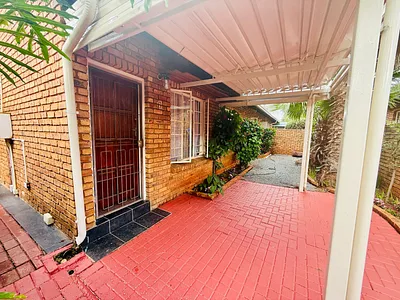 3 Bedroom Townhouse For Sale in Akasia - OZFu.webp