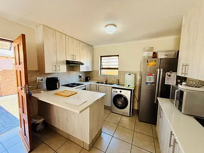 3 Bedroom Townhouse For Sale in Akasia - sMw4.webp