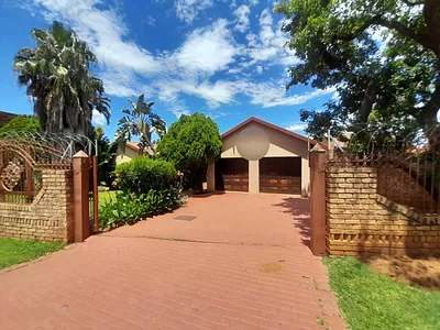 3 Bedroom House For Sale in Akasia - g5q6.webp