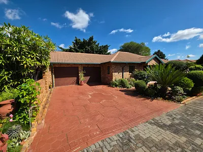 3 Bedroom Townhouse For Sale in Pretoria - S8ro.webp