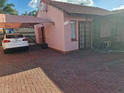 2 Bedroom House For Sale in Akasia - klV3.webp