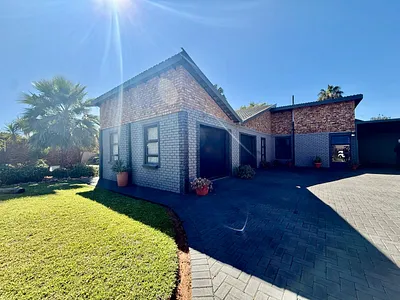 4 Bedroom House For Sale in Akasia - MTHo.webp